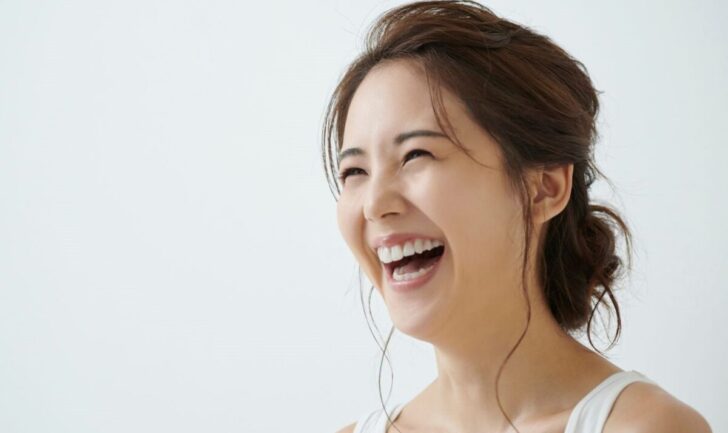 自己肯定感が高く楽しい人生を過ごしている女性