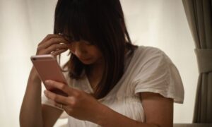 人間関係に悩む女性