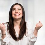 引き寄せの法則で幸せを引き寄せる女性