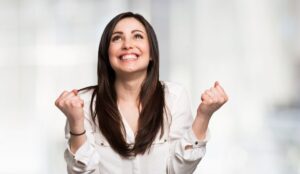 引き寄せの法則で幸せを引き寄せる女性