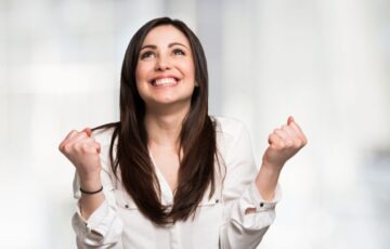 引き寄せの法則で幸せを引き寄せる女性