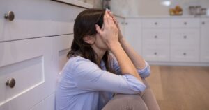 引き寄せの法則で幸せを引き寄せられず悩んでいる女性