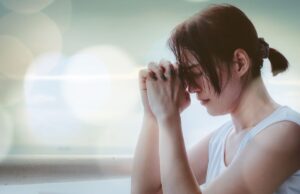 感謝すれば幸せを引き寄せられると必死な女性