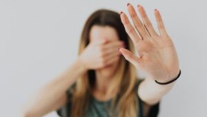 引き寄せをしようと無理に努力して潜在意識が抵抗して上手くいかない女性