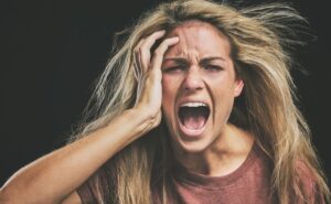 不安だと引き寄せられないとイラついている女性