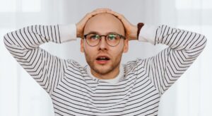 引き寄せの好転反応をマイナスに考える男性