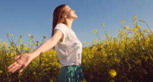 良い感情で引き寄せている女性