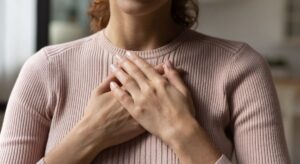 引き寄せが上手くいくように心を整える女性