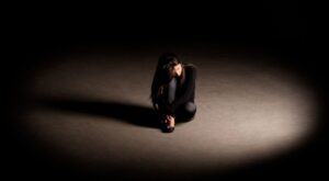 逆引き寄せのためにじっくりネガティブを感じている女性