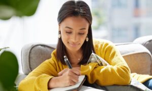 引き寄せに必要な潜在意識に届くアファメーションを作る女性