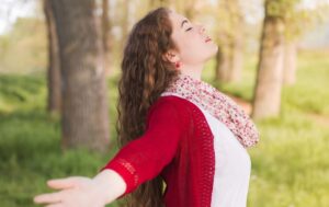 引き寄せの前に起こる好転反応を乗り越えようとしている女性