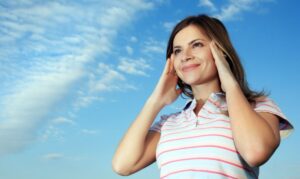 潜在意識の使い方を改善して晴れ晴れしている女性