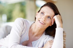 潜在意識に叶った幸せな未来を書き込んでいる女性