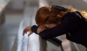 引き寄せをしようと感情をニュートラルにするために整えている女性