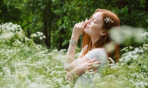 引き寄せるアファメーションを感覚で感じている女性