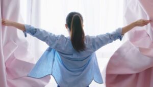 潜在意識を活用してセルフイメージを書き換える女性