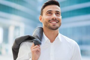 セルフイメージを書き換え潜在意識が整い現実も思い通りになっている男性