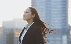 潜在意識を整え直感に従って軽やかに行動する女性