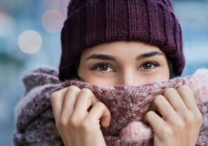 心が軽くなり人生が好転し始めてワクワクしている女性