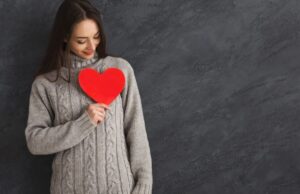 インナーチャイルドを癒すために自分の本音を探っている女性