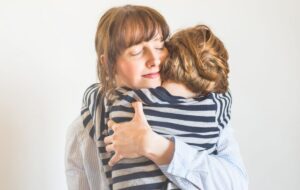 インナーチャイルドを癒している女性