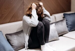 ブロックが原因で自己否定に陥っている女性