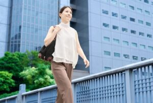 インナーチャイルドが癒され晴れやかに歩く女性