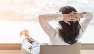 頑張り過ぎるブロックを外し心に余白を作ろうとしている女性