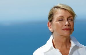 本来の自分を取り戻すために自分の本音に問い掛けている女性