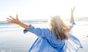 ブロックが外れ心が晴れやかに開放された女性