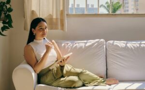 メンタルブロックを外す実践をしている女性