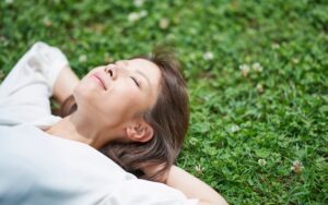 自分に問い掛け素直に気持ちを受け止めている女性