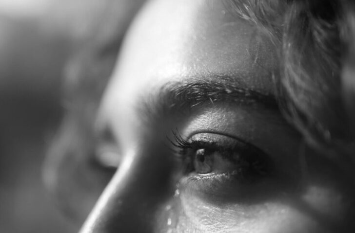 スピリチュアルが覚醒する時に苦しくなっている女性