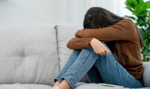 なぜ負のループを繰り返すのか悩んでいる女性