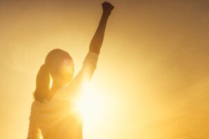 今ここに集中して地に足をつけて生きている女性