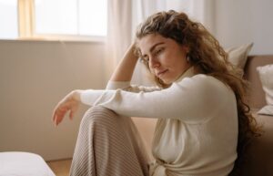 今ここに集中できず人生に悩む女性