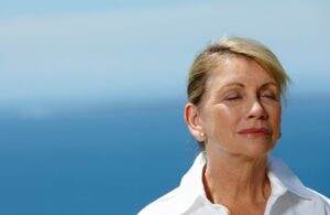 魂の覚醒によって生き方が楽になっている女性