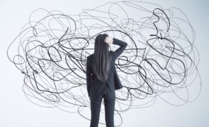 人生の選択に悩んでいる女性