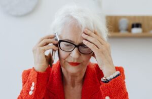 人生後半戦も頑張って苦しんでいる女性