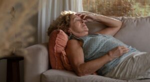 人生に意味を求めて疲れてしまっている女性