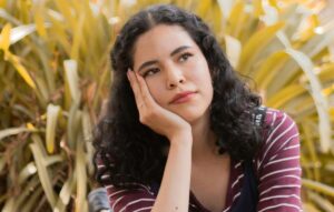 思考では望みが叶わず悩んでいる女性