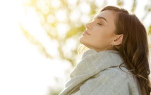 今世でやるべきことを受け取ろうとしている女性