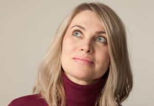 これからの人生を面白くするために考えを巡らせている女性