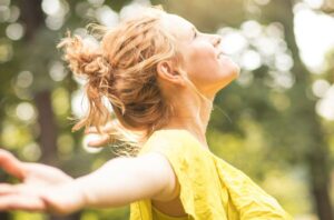 人生に意味を求めるよりも楽しいから生きている女性