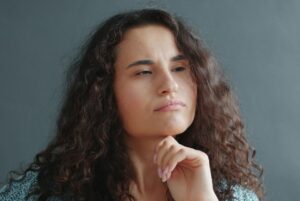 考えすぎを止めたいのに止められない女性