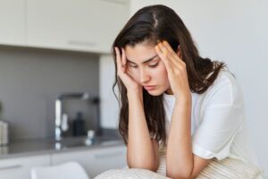 思考するほど不安が強まるループにハマっている女性