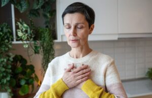 思考を止め不安から抜け出ようと実践している女性