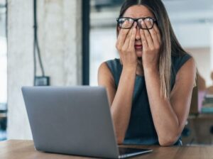 心にストップがかかりなぜか行動できない女性