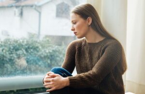 見えない心のブレーキがかかり動きたくても動けない女性