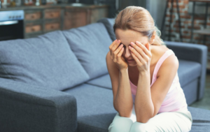 人生が好転する前にネガティブな揺れを感じている女性